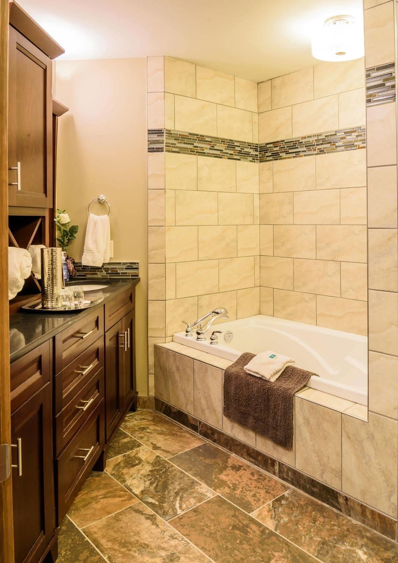 Noble House Suites B&B Grand Forks Bagian luar foto