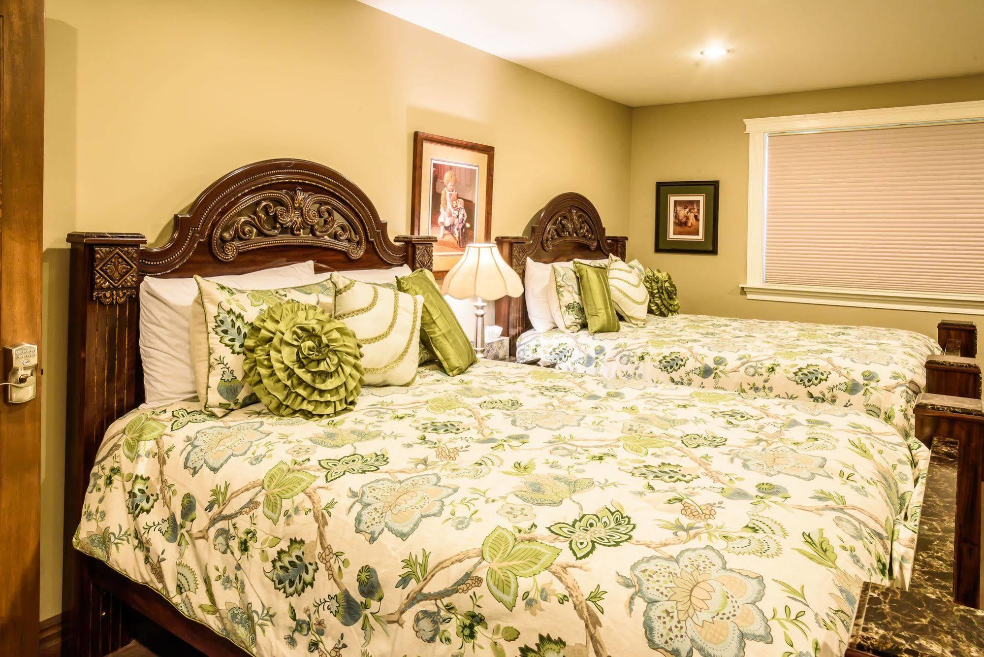 Noble House Suites B&B Grand Forks Bagian luar foto