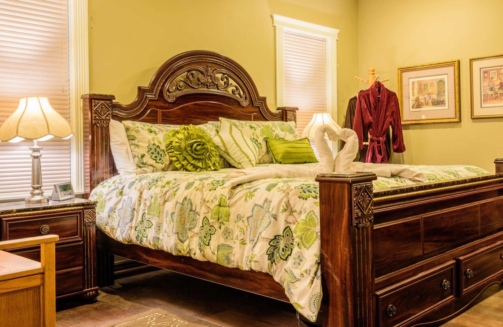 Noble House Suites B&B Grand Forks Bagian luar foto