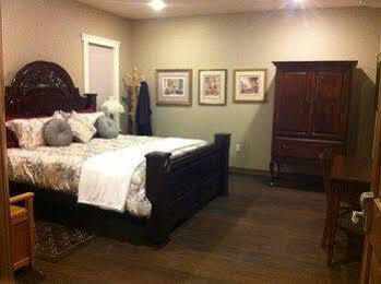Noble House Suites B&B Grand Forks Bagian luar foto